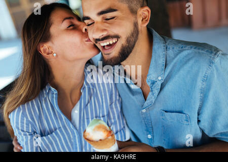 Glückliches Paar in Datum und Eis essen Stockfoto