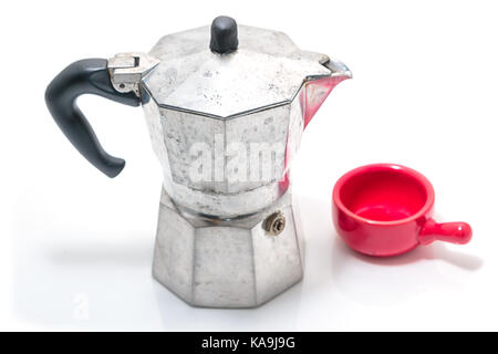 Espressokocher mit roter Schale auf Weiß Stockfoto