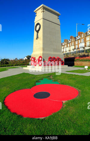 War Memorial, Gedenkstätten, Tag der Erinnerung, Mohn, Mohn, Kranz, Kränze, Esplanade Gardens, Hunstanton, Norfolk, England, Englisch, Großbritannien Stockfoto