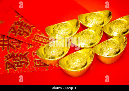 Das chinesische Neujahr Ornamente, rot, gold Barren auf weißem Hintergrund Stockfoto