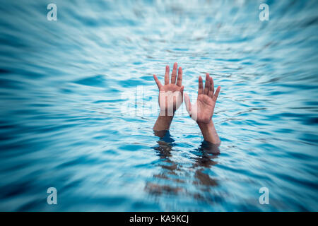 Ertrinkende Opfer, Hand des Ertrinkenden, die Hilfe benötigen Stockfoto