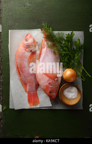Zwei Fische Buntbarsche top Ausblick, das Essen kochen Stockfoto
