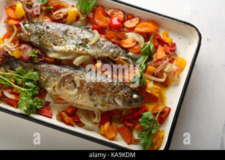 Gebackene Forelle Fisch mit Gemüse, Lebensmittel Stockfoto