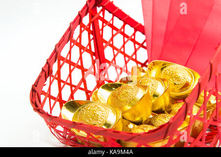 Das chinesische Neujahr Ornamente, rot, gold Barren auf weißem Hintergrund Stockfoto