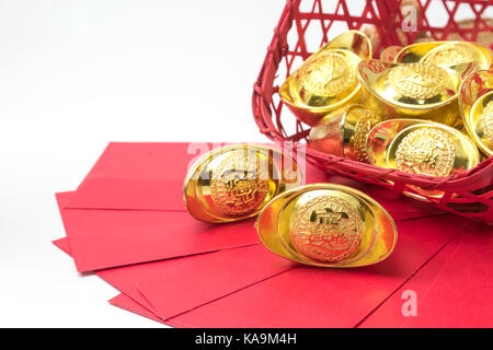 Das chinesische Neujahr Ornamente, rot, gold Barren auf weißem Hintergrund Stockfoto