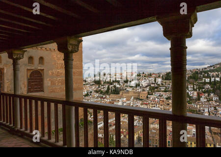 Mit Blick auf El Albaicín aus der offenen Galerie über dem Patio de la Reja, La Alhambra, Granada, Spanien Stockfoto