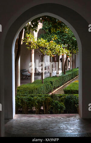 Der Patio de Lindaraja, von der Passage unterhalb des Kaisers Kammern (Habitaciones de Carlos V), La Alhambra, Granada, Spanien Stockfoto