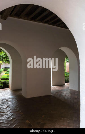 Der Patio de Lindaraja, von der Passage unterhalb des Kaisers Kammern (Habitaciones de Carlos V), La Alhambra, Granada, Spanien Stockfoto