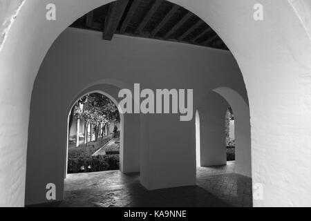 Der Patio de Lindaraja, von der Passage unterhalb des Kaisers Kammern (Habitaciones de Carlos V), La Alhambra, Granada, Spanien gesehen: Schwarz und Weiß Stockfoto