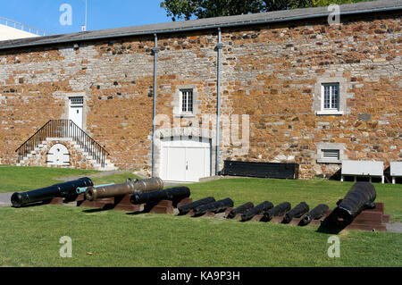 Britische Kanonen aus dem 19. Jahrhundert im Innenhof des Stewart Museum oder Musee Stewart im Parc Jean-Drapeau Park, St. Helen's Island Montreal, Quebec Stockfoto