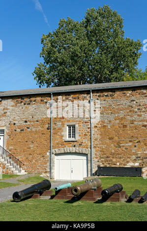 Britische Kanonen aus dem 19. Jahrhundert im Innenhof des Stewart Museum oder Musee Stewart im Parc Jean-Drapeau Park, St. Helen's Island Montreal, Quebec Stockfoto