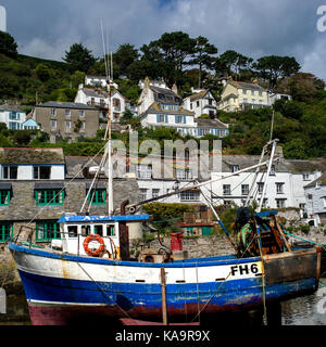 Trawler im Hafen mit Dorf hinter Stockfoto