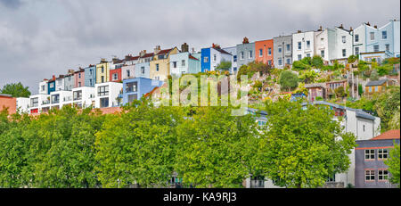 BRISTOL ENGLAND STADTZENTRUM HAFEN AM FLUSS AVON an HOTWELLS DOCKSIDE DER WESTLICHEN DOCKYARD und Bäume Blätter mit farbigen HÄUSER AUF DIE SKYLINE Stockfoto