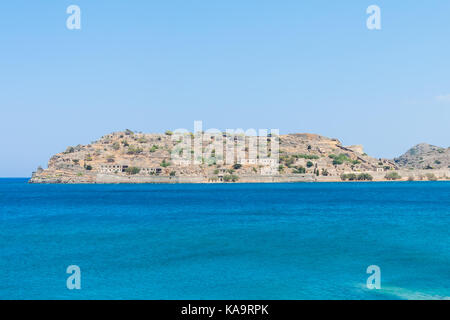 Blick auf die Insel Spinalonga (kalydon) mit den verlassenen Kolonie für Leprakranke und die Venezianische Festung aus dem Meer Stockfoto