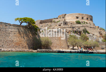 Blick auf die Insel Spinalonga (kalydon) mit den verlassenen Kolonie für Leprakranke und die Venezianische Festung aus dem Meer Stockfoto