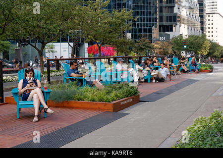Die Menschen sitzen draußen auf der McGill College Avenue, Teil der Promenade Fleuve-Montagne Fluss Berg Fußgängerweg, Montreal, Quebec, Kanada Stockfoto