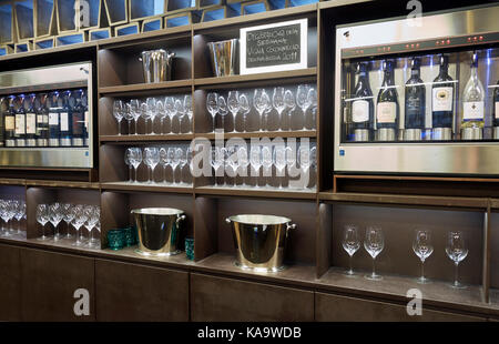 Weinkeller Antinori in Bargino, Florenz, Italien. Detail des Weinladens im Hauptgebäude, wo es möglich ist, Wein zu probieren Stockfoto