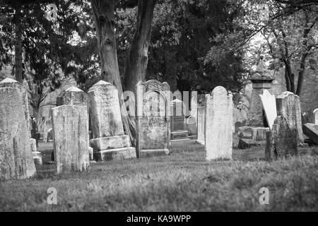 RAHWAY, NEW JERSEY, April 28, 2017: Ein Blick auf die alten Grabsteine in Rahway Friedhof Stockfoto