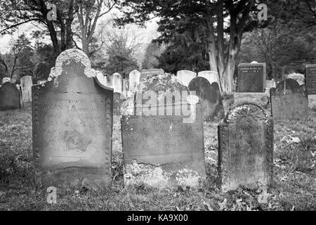 RAHWAY, NEW JERSEY, April 28, 2017: Ein Blick auf die alten Grabsteine in Rahway Friedhof Stockfoto