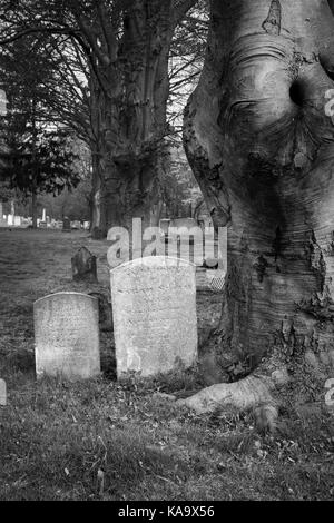 RAHWAY, NEW JERSEY, April 28, 2017: Ein Blick auf die alten Grabsteine in Rahway Friedhof Stockfoto