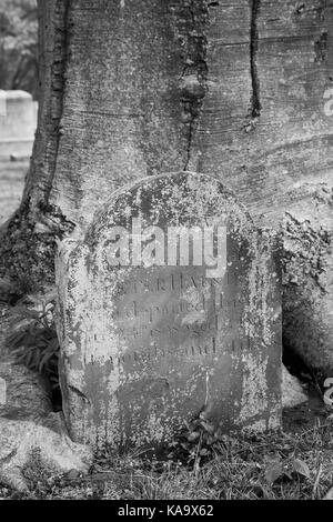 RAHWAY, NEW JERSEY, April 28, 2017: Ein Blick auf die alten Grabsteine in Rahway Friedhof Stockfoto