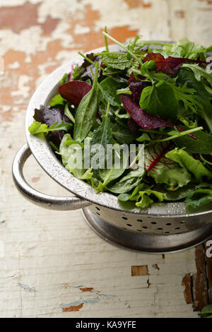 Frisches grünes Gemüse im Sieb, essen Detailansicht Stockfoto