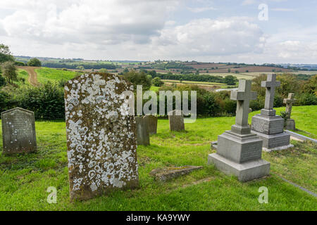 Blick über die hügelige Landschaft von Northamptonshire aus dem Friedhof des hl. Michaels im Dorf Kirche Stowe, Großbritannien Stockfoto