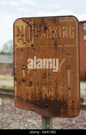 Rusty kein Parkplatz Schild Stockfoto