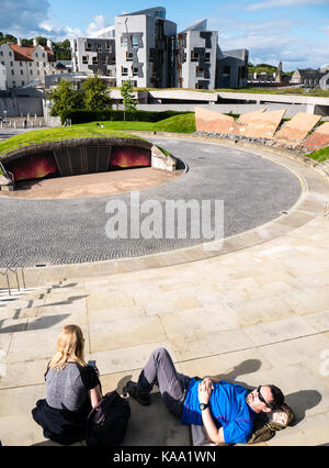 Our Dynamic Earth, mit schottischen Parlament Gebäude im Hintergrund, Edinburgh, Altstadt, Schottland Stockfoto