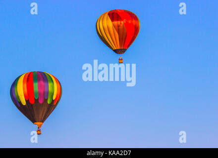 Zwei Heißluftballons gegen den blauen Himmel Hintergrund Stockfoto
