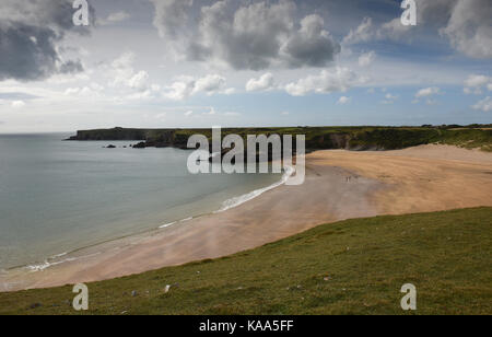 Broad Haven South Beach in der Nähe des Dorfes Bosherston in South Pembrokeshire in West Wales gelegen. Stockfoto