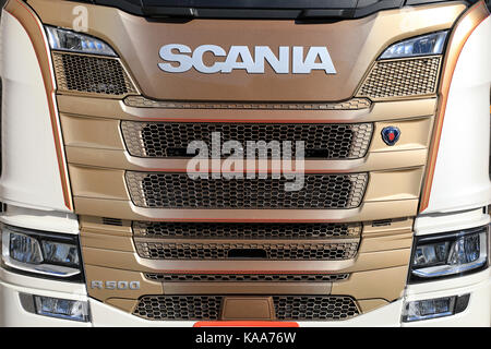 Mariehamn, Finnland - 1. Mai 2017: Detail der nächsten Generation von Scania R500 Semi Truck vorne in den Farben creme und Bronze. Stockfoto