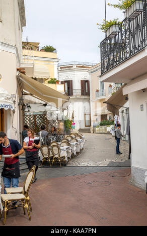 Typische Straße in der Stadt von Ana Capri auf der Insel Capri, Italien Stockfoto