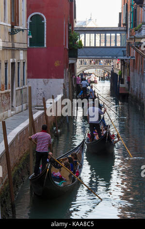 Ein Stau auf der Venedig Grachten mit ihren Gondeln Gondoliere Lenkung Stockfoto