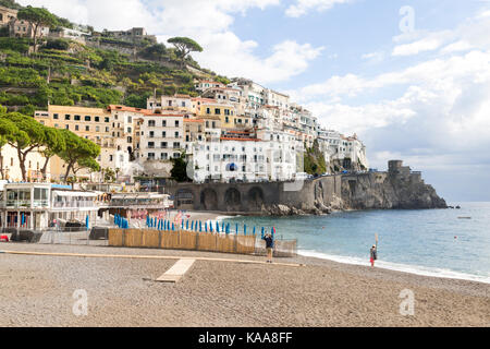 Ein Blick auf Amalfi entfernt vom Hafen. Amalfi ist eine Küstenstadt gegen einen dramatischen Hintergrund der Hügel, entlang der berühmten Amalfiküste. Stockfoto