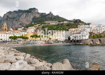 Ein Blick auf Amalfi entfernt vom Hafen. Amalfi ist eine Küstenstadt gegen einen dramatischen Hintergrund der Hügel, entlang der berühmten Amalfiküste. Stockfoto