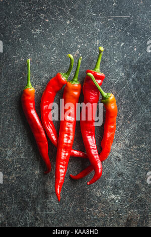 Red chili peppers am Küchentisch. Stockfoto