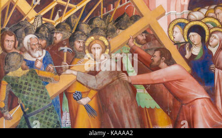 Renaissance Fresko Jesus das Kreuz tragen auf der Via Dolorosa in der Collegiata von San Gimignano, Italien. Stockfoto