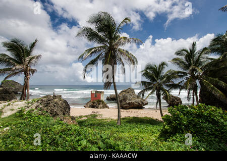 Am meisten fotografierte Motiv in Bathsheba, Barbados ist die alte Umkleide auf einem Felsen, mit der nicht mehr vorhandenen Eisenbahnlinie zu dienen gehockt Stockfoto