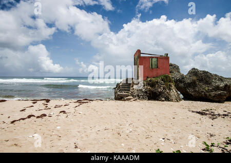 Am meisten fotografierte Motiv in Bathsheba, Barbados ist die alte Umkleide auf einem Felsen, mit der nicht mehr vorhandenen Eisenbahnlinie zu dienen gehockt Stockfoto