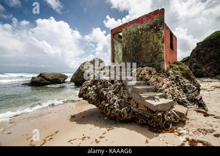 Am meisten fotografierte Motiv in Bathsheba, Barbados ist die alte Umkleide auf einem Felsen, mit der nicht mehr vorhandenen Eisenbahnlinie zu dienen gehockt Stockfoto