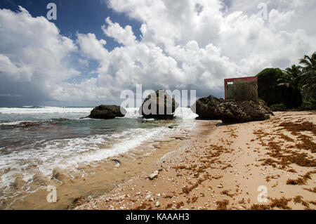 Am meisten fotografierte Motiv in Bathsheba, Barbados ist die alte Umkleide auf einem Felsen, mit der nicht mehr vorhandenen Eisenbahnlinie zu dienen gehockt Stockfoto