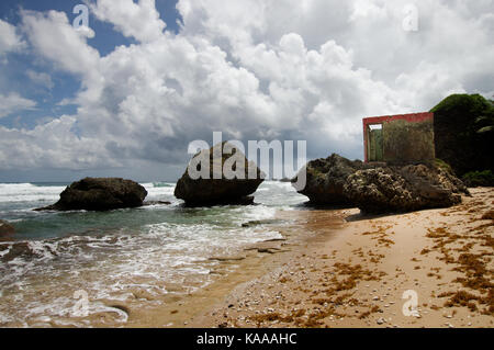 Am meisten fotografierte Motiv in Bathsheba, Barbados ist die alte Umkleide auf einem Felsen, mit der nicht mehr vorhandenen Eisenbahnlinie zu dienen gehockt Stockfoto