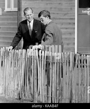 Vater und Sohn Moment zwischen Prinz Charles (dann im Alter von 19 Jahren) und sein Vater Prinz Philip, Herzog von Edinburgh. Der junge Prinz war auf der Suche nach Rat von seinem Vater während eines Polo Match in Cowdray Park in West Sussex. (Ein exklusives Image copyright David Cole aus den Archiven der Presse Portrait Service) Stockfoto