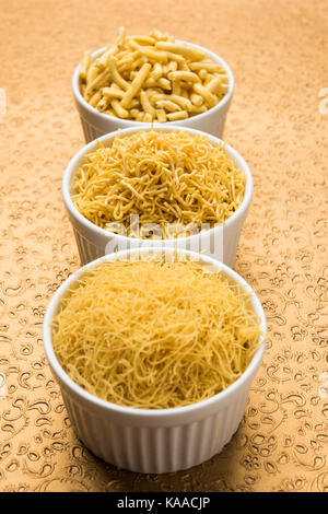 Foto der Sev Namkeen Food Collection Aloo Sev auch bekannt als namkin und nimco Eine beliebte scharfe herzhaften Snack aus Kartoffelpüree, kichererbse Flo Stockfoto