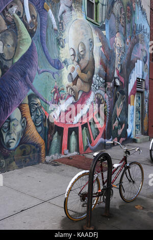 BROOKLYN, NEW YORK, USA - MÄRZ 2017 - Graffiti und eine gesperrte Fahrrad in Williamsburg, New York Stockfoto