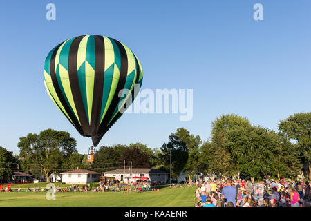Seymour, WI - 12. August 2017: im Heißluftballon über die Masse während der Hamburger Fest in der Seymour, WI steigt. Heißluftballons sind ein integraler Bestandteil der Stockfoto