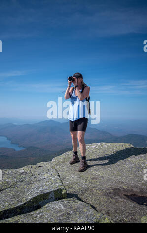 Weibliche Wanderer Bilder vom Gipfel des Whiteface Mountain Stockfoto