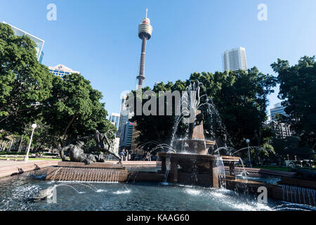 Archibald Fountain im Hyde Park im Zentrum von Sydney in New South Wales, Australien. Im Hintergrund befindet sich der Sydney Tower, auch bekannt als Sydne Stockfoto