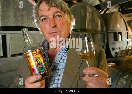 IndividualJulian Temperley, Besitzer der Burrow Hill Cider Farm und Produzent von Somerset Cider Brandy in seinem Obstgarten und auf Burrow Hill. Stockfoto